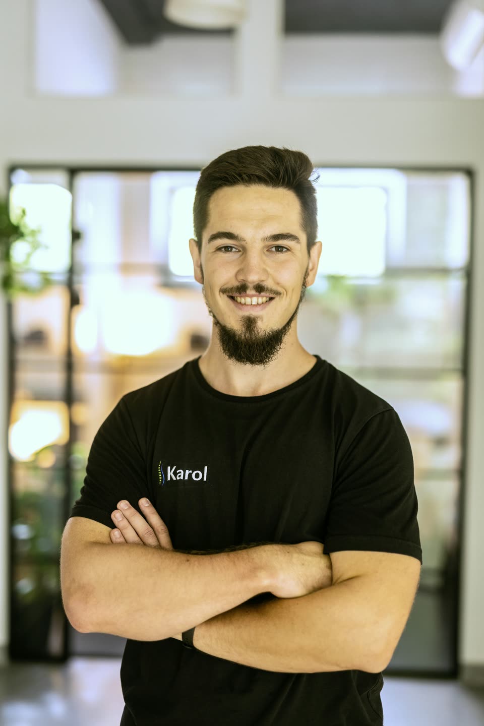 Karol Oniśkiewicz w sali Fizjo4Life, uśmiecha się do obiektywu